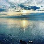 Beachfront Apartment Sea View & Terrace Costa Azzurra Grado アパート グラード