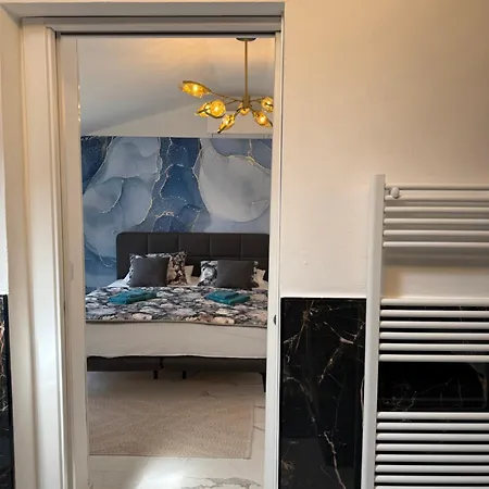 Beachfront Apartment Sea View & Terrace Costa Azzurra Grado アパート グラード